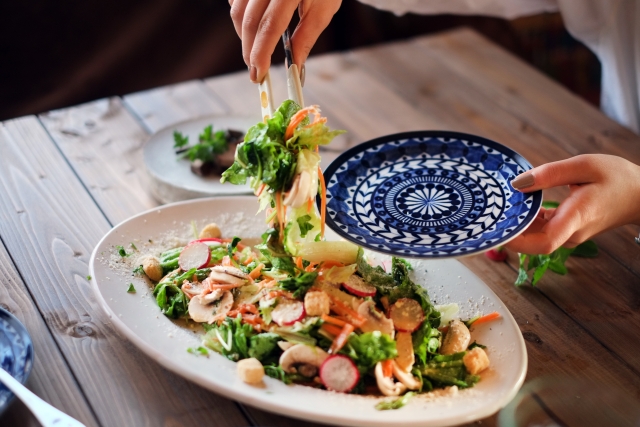 Dish と Plate – 同じお皿だけど違いは？